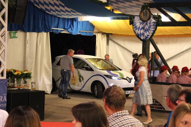 Im Festzelt rangiert es sich auch mit einem Kleinwagen nicht ganz so einfach
