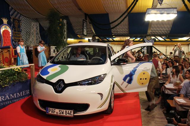 Die Stadtwerke "elektrisieren" die Spargelkönigin