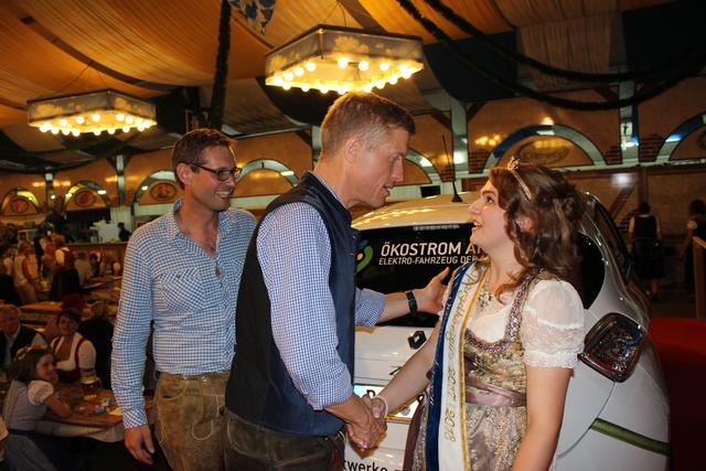 Stadtwerkevorstand Stefan Eisenmann gratuliert der neuen Spargelkönigin Lena Hainzlmair
