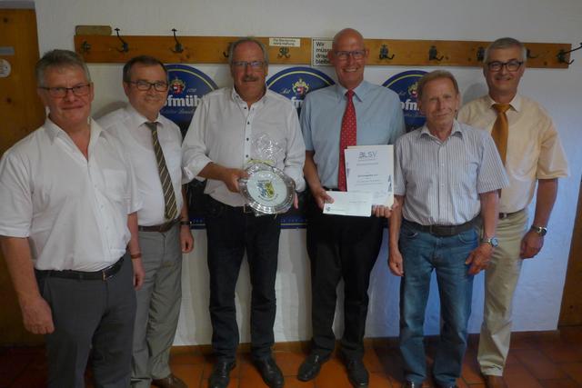 v.l. Es gratulierten Florian Weiß, Karl Huber, Josef Finkenzeller dem Vorsitzenden Detlef Meier und den Ehrenvorsitzenden Hermann Schwenderling und Ludwig Schweiger