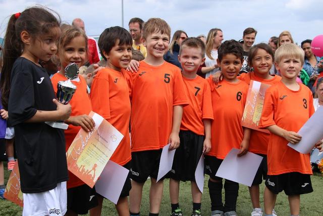 Auch alle platzierten Mannschaften erhielten Urkunden und einen Pokal.