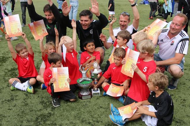So seh'n Sieger aus, schalalala. Mannschaft und sportliche Leitung des St. Michael Teams.
