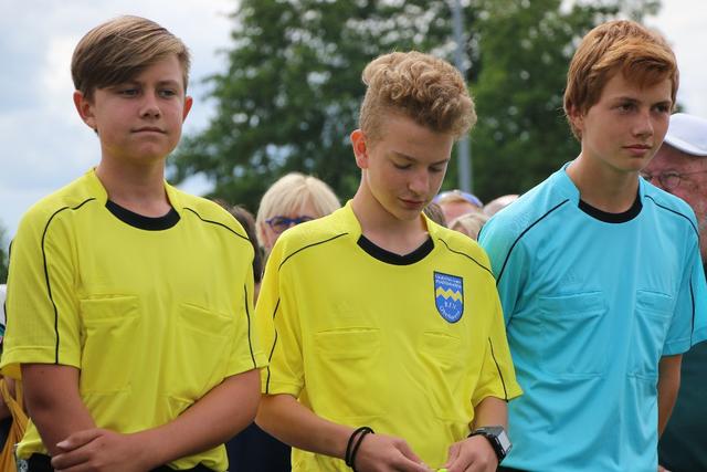 Drei jugendliche Schiris der Schiedsrichtergruppe Pfaffenhofen unterstützten den KiGa-Cup als Unparteiische.