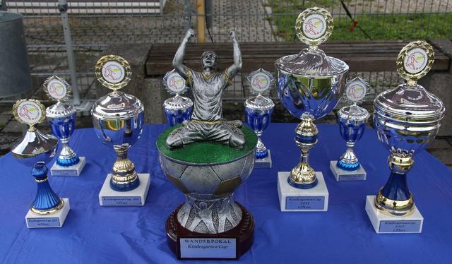 Pokale gab's für jedes teilnehmende Team.