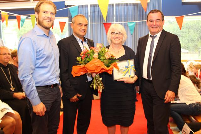 Vertreter der Stadt Pfaffenhofen bedankten sich bei Angela Bauer mit Blumen und einem Rathaus-Bild (von links): Personalchef Jürgen Ostermeier, Hauptamtsleiter Hans-Dieter Kappelmeier, Angela Bauer und Zweiter Bürgermeister Albert Gürtner.