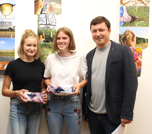 •	Die Gewinnerinnen der Fotogehgrafie in der Kategorie Unter 18 Jahre, Lena Eisenmann und Mia Engl, mit Stadtjugendpfleger Christoph Höchtl.