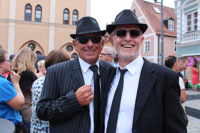 Große Blues-Brothers-Fans im Publikum: Viktor und Hans alias Jake und Elwood