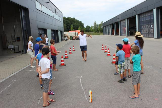 Robert Pfab erklärt den kleinen Gästen die Spielregeln