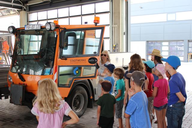 Kinder am Kleinlaster