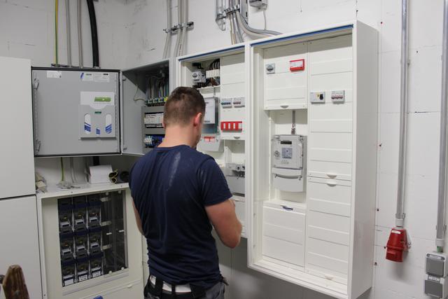 Monteur am Steuergerät