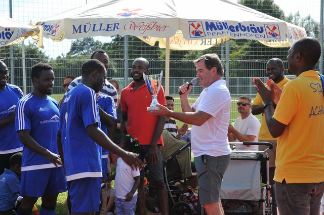 Der 2. Bürgermeister überreicht den Siegerpokal an die Mannschaft aus München