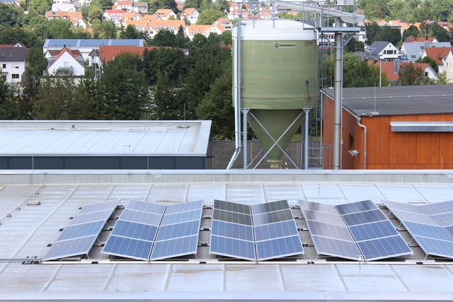 Photovoltaik-Module auf dem Betriebsdach