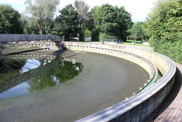 Eines von zwei Nachklärbecken in Pfaffenhofen ist momentan abgelassen