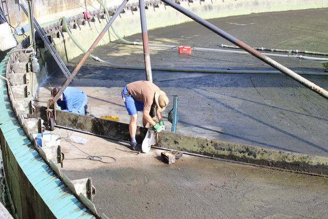 Mitarbeiter im Klärwerk bei der Montage
