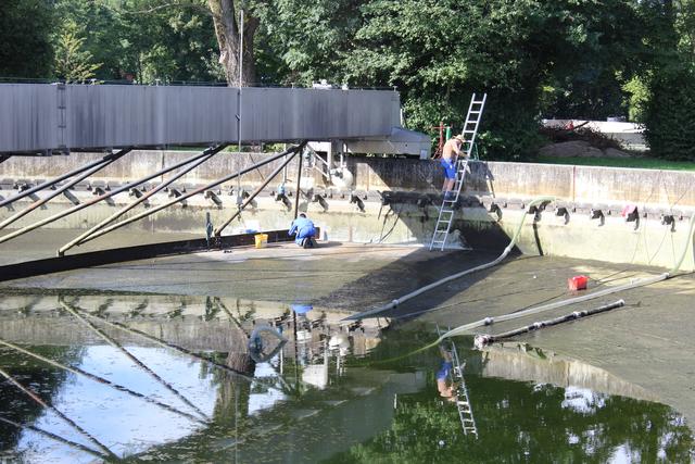 Nur ein kleiner Rest schwimmt noch im Nachklärbecken