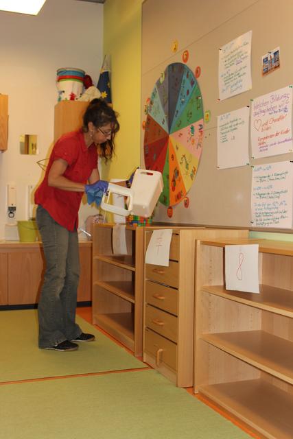 Größere Einzelteile werden auch einzeln gereinigt