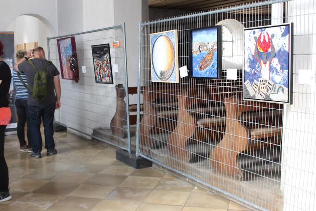 Mosaik-Ausstellung „Krieg, Gewalt und Vertreibung“ in der Stadtpfarrkirche