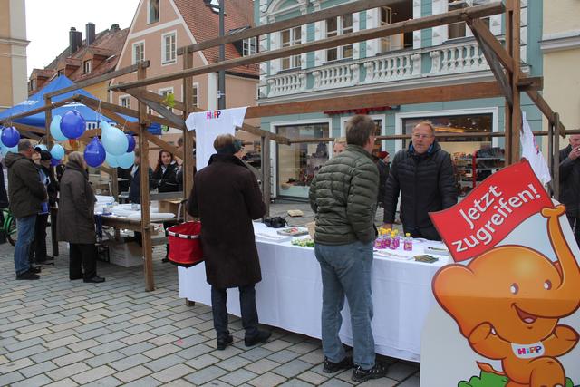 Hipp ist mit einem Infostand am "Markt der Klimaschützer" vor dem Rathaus vertreten