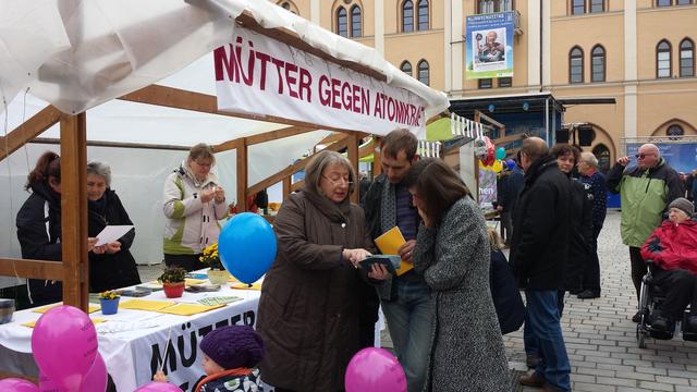Infostände am "Markt der Klimaschützer" vor dem Rathaus
