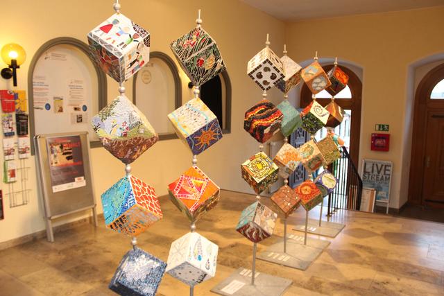 Mosaik-Kunstwerke im Foyer des Hauses der Begegnung