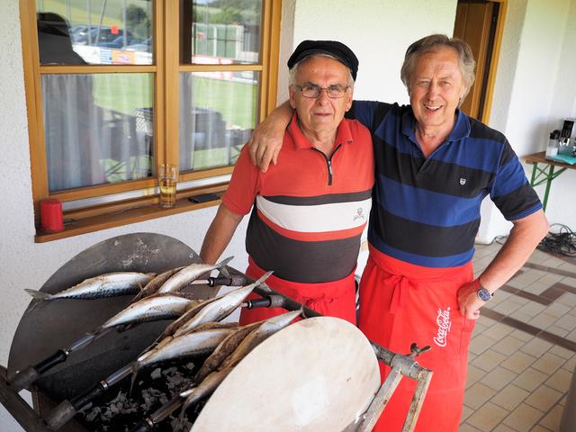 Die beiden Schiedsrichter-Urgesteine Albert Dreßl (links) und Max Seemüller kümmern sich beim alljährlichen Sommerfest stets um Spezialitäten vom Grill. | Foto: Wolfgang Inderwies