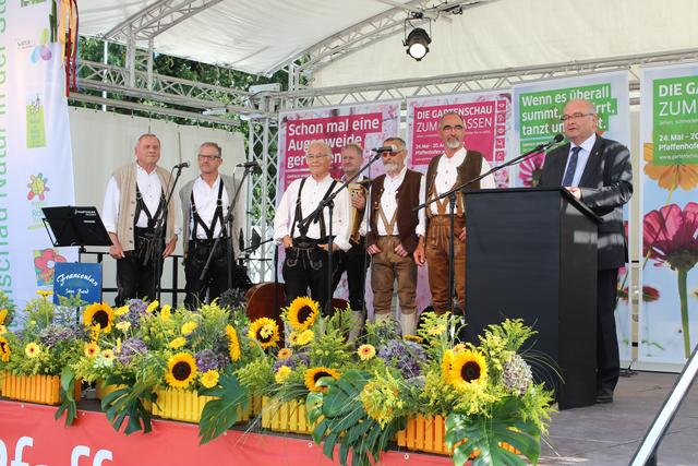 Die "Wörnitz-Russen" und (rechts im Bild) Roland Albert, Präsident des Bayerischen Gärtnerei-Verband und Vorsitzender der Gesellschaft zur Förderung der bayerischen Landesgartenschauen mbH