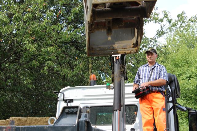 LKW-Fahrer Erwin Halmich lädt insgesamt 30 Tonnen ab