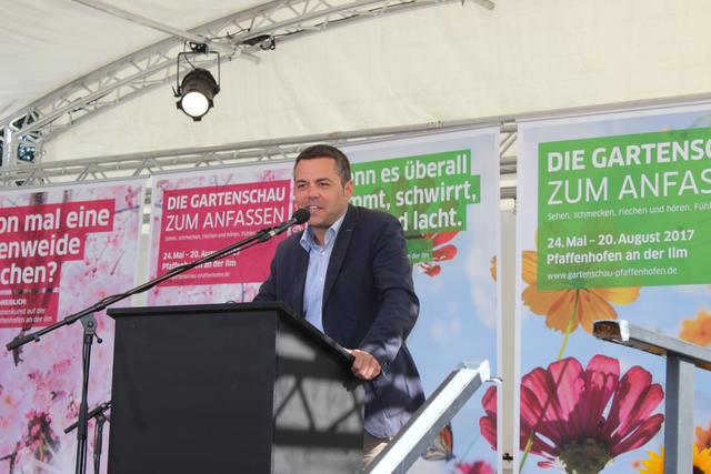 Bürgermeister Thomas Herker bei seiner Begrüßung