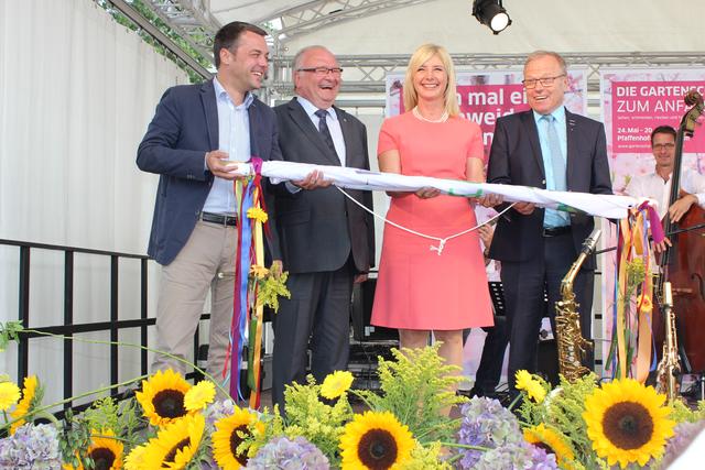 Fahnenübergabe mit (von links): Bürgermeister Thomas Herker, Roland Albert (Vorsitzender der Gesellschaft zur Förderung der bayerischen Landesgartenschauen), Ministerin Ulrike Scharf und Günther Babel (Bürgermeister von Wassertrüdingen).