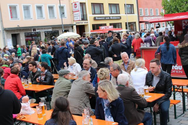 Die Pfaffenhofener Bürger genießen das Bier und die Brezn.