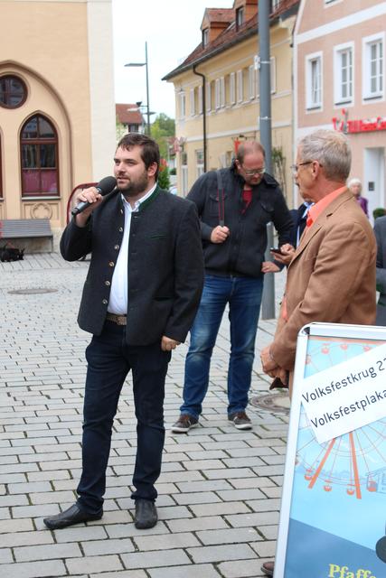 Volksfestreferent Richard Fischer schwärmt von den neuen Fahrgeschäften.