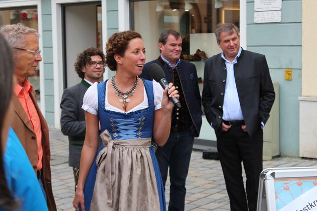 Julia Spitzenberger (Weißbierhütte zum Spitz) berichtet von Programmhöhepunkten wie zum Beispiel dem Schafkopfturnier.