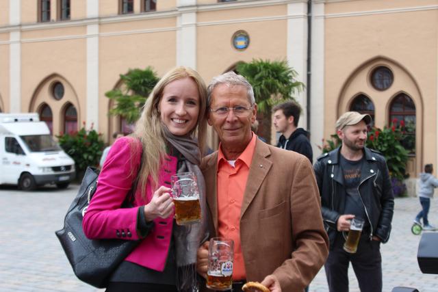 Christina Burgstaller (ehemalige Honig- und Bierkönigin) mit dem Dritten Bürgermeister Roland Dörfler