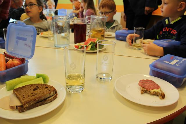 Außerdem erhalten die Vorschulkinder Wassergläser, die von den Stadtwerken Pfaffenhofen gesponsert wurden.