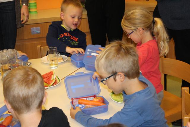 Die Vorschulkinder freuen sich über die „BIO-Brotbox“ sowie den gesunden Inhalt.