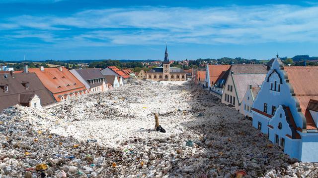 Dr. Helmut Muthig hat berechnet: Auf den ganzen Hauptplatz verteilt würde die in Pfaffenhofen verbrauchte Plastikmenge innerhalb von 5 Jahren die Häuser bis zur Dachtraufe komplett verschütten