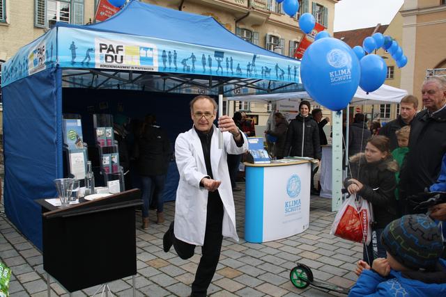 Die Physikanten bieten mit ihren Tisch-Tüfteleien spannende Experimente für Jung und Alt.