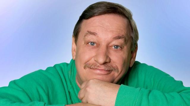 Christoph Biemann, bekannt von der Sendung mit der Maus, zeigt vor dem Rathaus eine Bühnen-Show und spricht am Abend die Laudatio zur Verleihung des Pfaffenhofener Klimaschutzpreises. | Foto: WDR