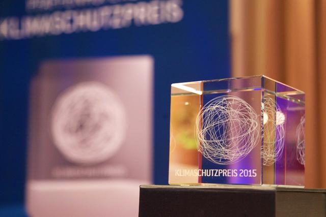 Der Pfaffenhofener Klimaschutzpreis. Die Preisträger 2015 und 1016 sind waren Hipp Babynahrung, das Ingenieurbüro Eichenseher, das Werkstattacfé der Caritas und die Kleiderkammer Pfaffenhofen verliehen.