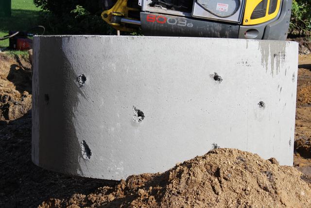 Jeder Betonring hat vorgebohrte Löcher, aus denen das Wasser entweichen kann