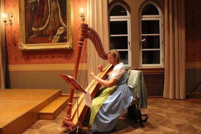 Karoline Frey unterhielt das Publikum mit der Harfe.