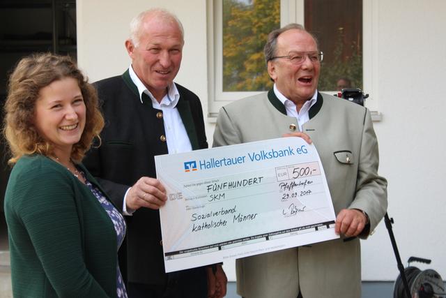 Von links: Constanze und Ludwig Roßner übereichten Altbürgermeister und SKM-Vorsitzenden Hans Prechter eine Spende über 500 Euro für die Obdachlosenunterbringung.