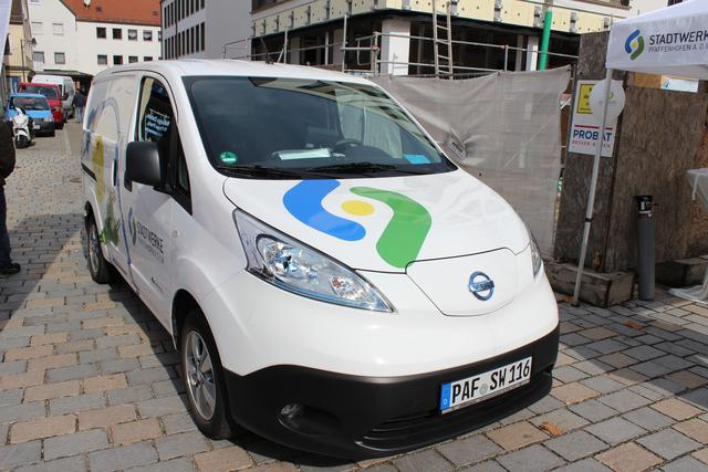 Nur wenige Meter neben der E-Ladesäule der Stadtwerke: Klimaneutraler Transporter