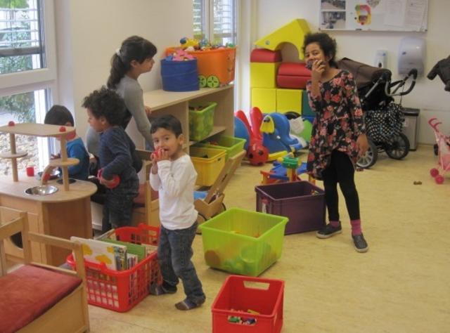 Samstags können die Kinder der Deutschlerner unter Aufsicht im Spielzimmer nebenan spielen.