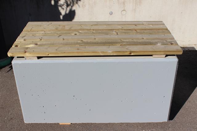 Betonsperre mit Sitzfläche