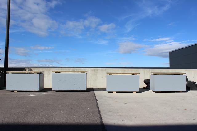 Frisch gestrichene Betonpoller