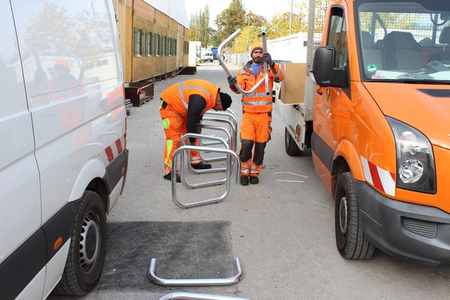 Hier werden die Radlständer noch montiert