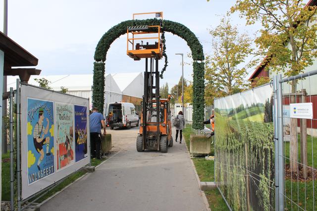 Mit dem Hebekran wird der Torbogen moniert