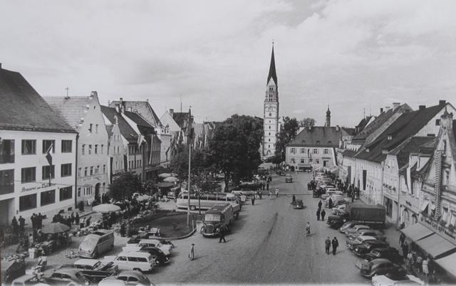 Auf dem Hauptplatz wurden in den 1960er Jahren die Spuren der Massenmotorisierung sichtbar (ca. 1960).