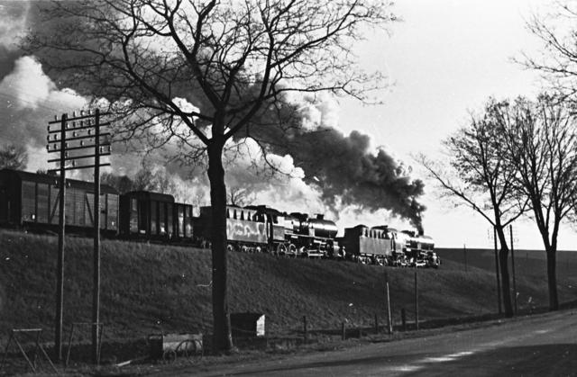 Ein Güterzug auf der Fahrt nach München. Knapp 100 Jahre währte die Ära der Dampflokomotiven in
Pfaffenhofen. Von 1867 bis 1960 prägten sie wesentlich die Verkehrsgeschichte Pfaffenhofens (ca. 1935). | Foto: Heinrich Wagenknecht